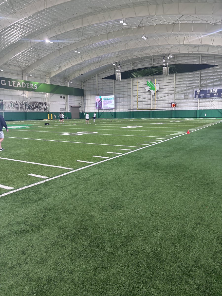 OliverChoy43014's tweet photo. Had a great time at UNT today. Thankful for the opportunity and looking forward to getting better every day. 🦅🏈💚 @CoachJCros @ChristianJRizzi @MeanGreenFB @OberkromKicking @BIRDVILLE_FB @RecruitBvilleFB @l_heldt https://t.co/Ynv5SHKLzO