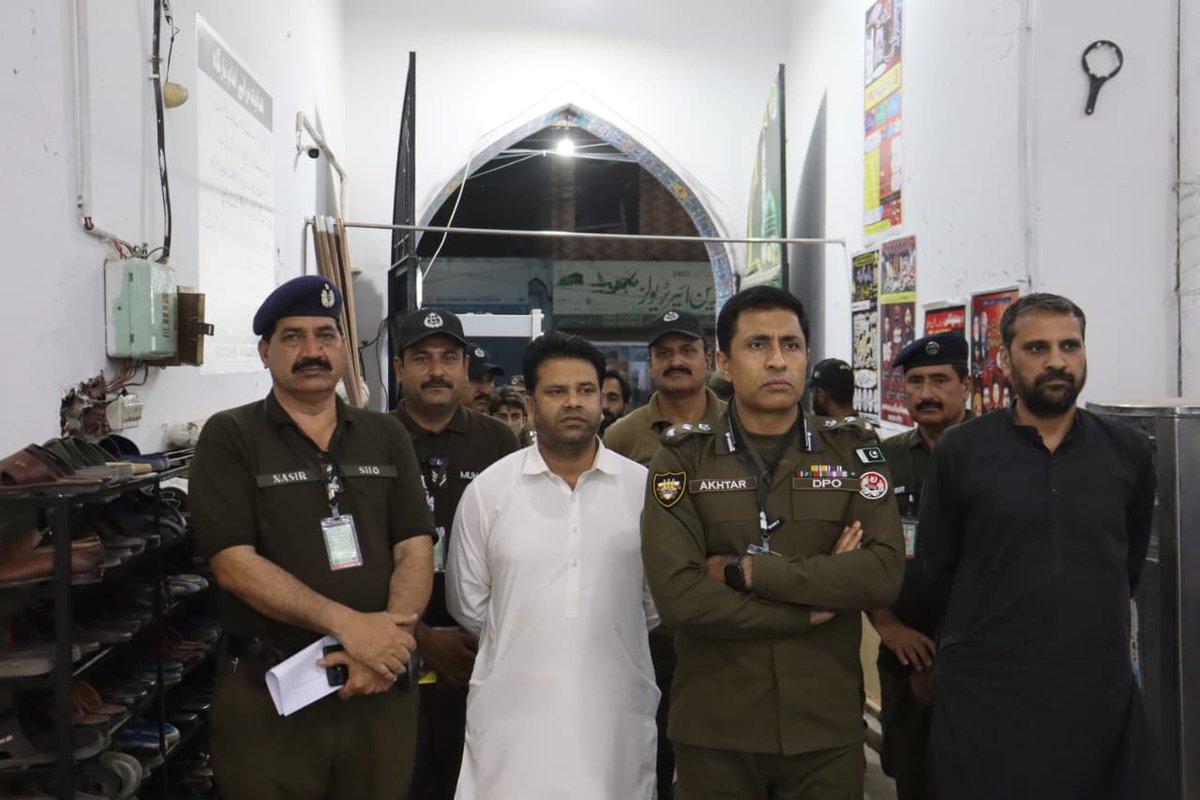 Gujrat_Police's tweet photo. ڈی پی او گجرات اختر فاروق نے محرم الحرام کے سکیورٹی انتظامات کا جائزہ لینے کیلئے ضلع بھر میں مختلف امام بارگاہوں اور جلوس روٹس کا دورہ کیا۔ https://t.co/6A2RfXmEQO