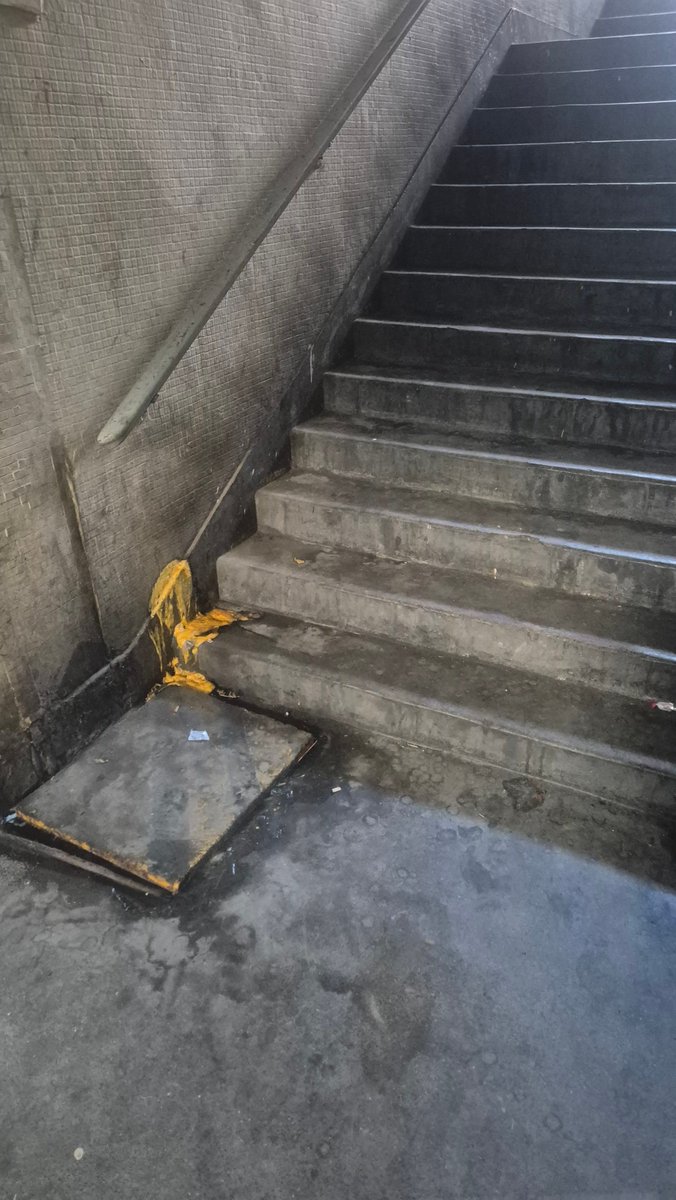 willamilli's tweet photo. @TrensRJ gostaria de saber quando há limpeza na estação sampaio. Há dias que esta cheio de lixo sem contar com a quantidade de urina e o fedor que está insustentável https://t.co/RiZwRvuWe0