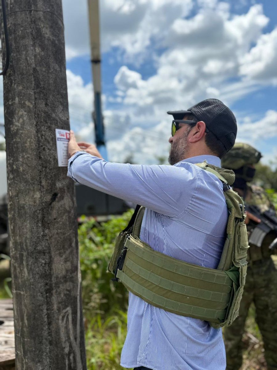 ECU911_'s tweet photo. 📍#NuevaLoja | El Director General del #ECU911, @JCPaladines, la Jefa Operativa de #Sucumbios , Leonela Velasco, Wuilmer Mora de @Gobersucumbios @PoliciaEcuador y @FFAAECUADOR presentes en el operativo de retiro de dispositivos de videovigilancia irregulares.

🔴 Brisas del Aguarico: San Vicente, calles Malacatos y Tiputini, vía Colombia, Lauro Guerrero, sector Casa para Todos.

🔴 Calle Cascales: barrio El Cisne, Cofanes y Babahoyo, Brisas del Aguarico, San Vicente

🔴 Sector La Sirenita: barrio Aeropuerto, sector Instituto Martha Bucaram, calle Monseñor Leonidas Proaño, sector Transportista,  Barrio El Jardín.

Se recordó a la ciudadanía que debe solicitar autorización al #ECU911 para la instalación de sistemas de videovigilancia en espacios públicos.