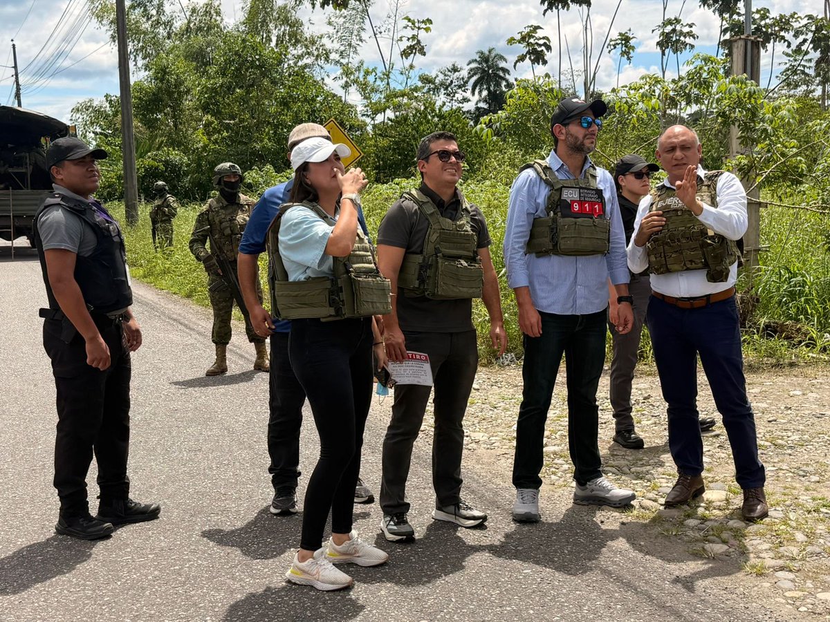 ECU911_'s tweet photo. 📍#NuevaLoja | El Director General del #ECU911, @JCPaladines, la Jefa Operativa de #Sucumbios , Leonela Velasco, Wuilmer Mora de @Gobersucumbios @PoliciaEcuador y @FFAAECUADOR presentes en el operativo de retiro de dispositivos de videovigilancia irregulares.

🔴 Brisas del Aguarico: San Vicente, calles Malacatos y Tiputini, vía Colombia, Lauro Guerrero, sector Casa para Todos.

🔴 Calle Cascales: barrio El Cisne, Cofanes y Babahoyo, Brisas del Aguarico, San Vicente

🔴 Sector La Sirenita: barrio Aeropuerto, sector Instituto Martha Bucaram, calle Monseñor Leonidas Proaño, sector Transportista,  Barrio El Jardín.

Se recordó a la ciudadanía que debe solicitar autorización al #ECU911 para la instalación de sistemas de videovigilancia en espacios públicos.