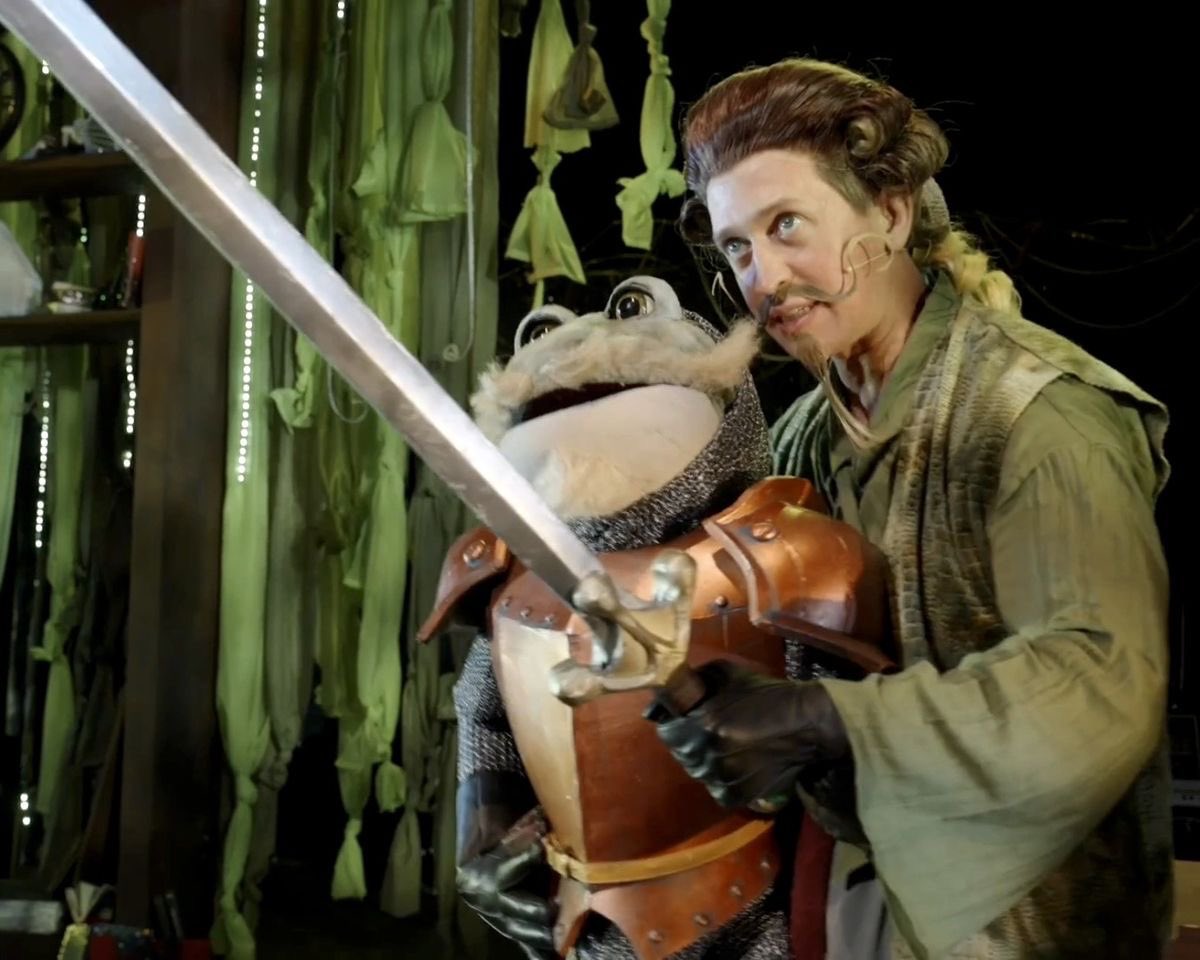 starryfixation's tweet photo. GET YOU A MAN WHO DESCRIBES YOU THE WAY SIR HOP A LOT DESCRIBED ELLA <3 

HES SUCH A GENTLEMAN— ERR… FROG. 💚🐸 https://t.co/81EkT7Ph6k