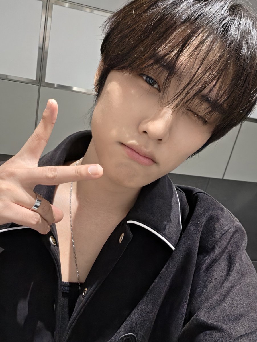 deobi_text's tweet photo. 🍐 you can just think of it as small concert!
🍐 the notice will probably be released on saturday!
🍐 i will organize it a bit more
🍐 then let you know!
🍐 📸 x3 
🍐 i got a queue number today and
🍐 it's 1004 ㅎㅎ (cheonsa (1004 in korean means angel)
🍐 📸 https://t.co/AeEj8vlBrb