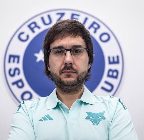 Centraldofutmg's tweet photo. 🚨🔵 EXCLUSIVA | CENTRAL DA BOLA MG

O Cruzeiro já tem todos os alvos da janela mapeados, aprovados por Arthur Jorge e sabe exatamente quanto precisa investir para fechar cada negociação.

Então por que as contratações ainda não foram concluídas?

A resposta passa diretamente pela folha salarial. Antes de acelerar a chegada de reforços, a diretoria trabalha para concretizar algumas saídas e abrir espaço financeiro dentro do elenco. A estratégia é simples: aliviar a folha, equilibrar o orçamento e, só então, avançar de forma definitiva pelas prioridades definidas pela comissão técnica.

Nos bastidores, a avaliação é de que as negociações estão prontas para acontecer, mas dependem da movimentação de jogadores que não fazem parte dos planos para a sequência da temporada.

📡 Central da Bola MG