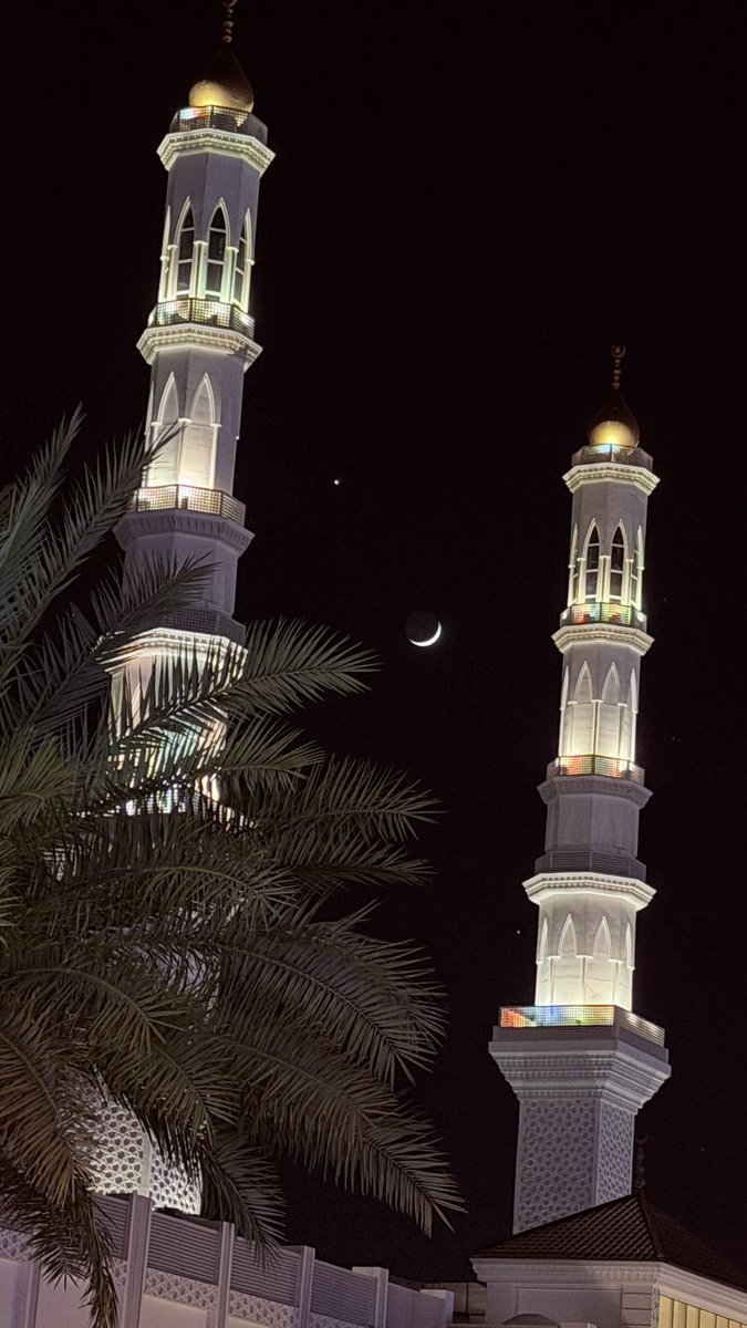 alrabea1981's tweet photo. @Eyaaaad في سماء #حفرالباطن تخيل روعة المنظر :
ثلج واسمك ودمي "عبدالناصر درويش" https://t.co/boRezFU2Nv