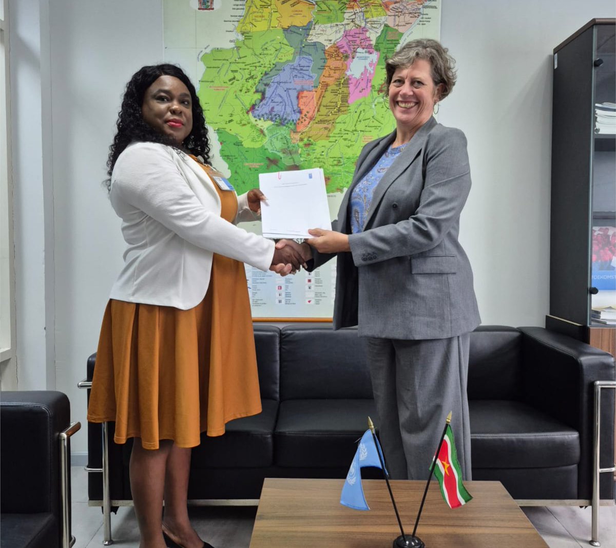 UNDPsuriname's tweet photo. Last week, the official handover of a signed agreement was done between the #GEF - #SGP and Stg. “Vrouwen Geven Borstvoeding aan Marowijne”. Through this grant, the foundation will implement the project “Sustainable Agricultural Development in Cottica via Raised Bed Cultivation.” https://t.co/gNiRtPqpHb