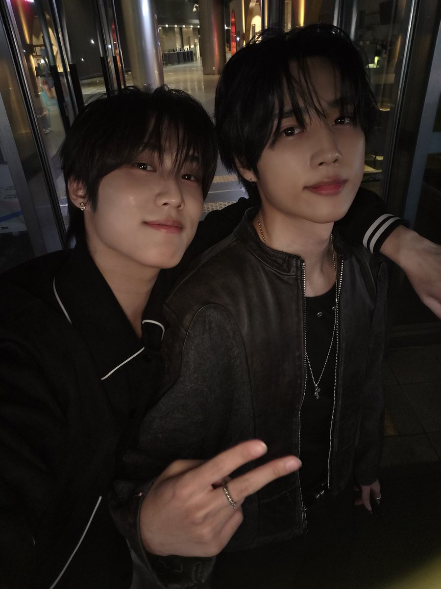 deobi_text's tweet photo. 🍐 you can just think of it as small concert!
🍐 the notice will probably be released on saturday!
🍐 i will organize it a bit more
🍐 then let you know!
🍐 📸 x3 
🍐 i got a queue number today and
🍐 it's 1004 ㅎㅎ (cheonsa (1004 in korean means angel)
🍐 📸 https://t.co/AeEj8vlBrb
