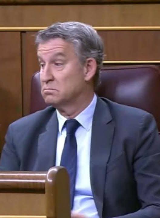 jebl_'s tweet photo. Todo un estratega del silencio posterior: habla rápido y agota el cronómetro, no vaya a ser que el peligro de debatir le estropee el imbécil monólogo... https://t.co/GOPARNoblk