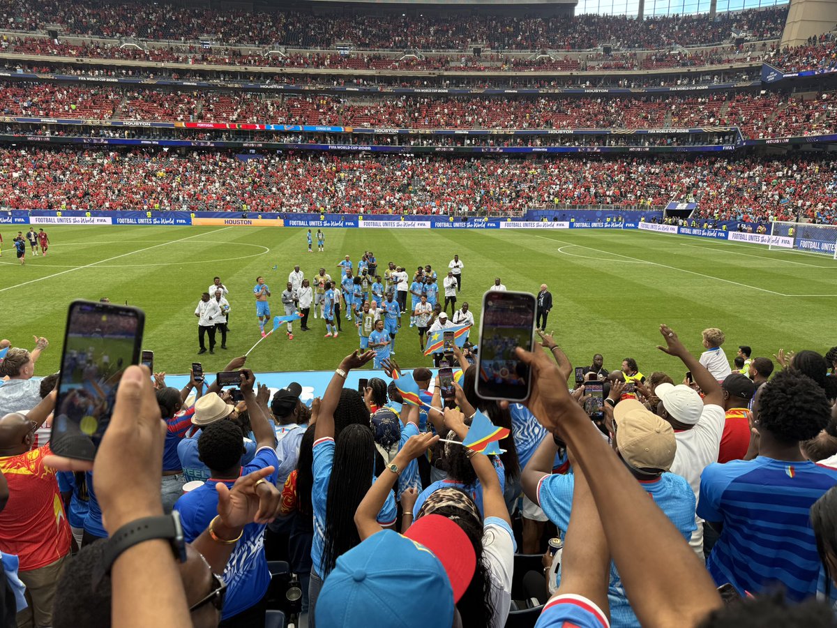 mukeimage's tweet photo. 🇨🇩🔥 HOUSTON EN FÊTE ! LES FANS DES LÉOPARDS CÉLÈBRENT UN EXPLOIT HISTORIQUE ! 🦅

Face à l’une des grandes nations du football mondial, les Léopards de la RDC ont tenu tête au Portugal de Cristiano Ronaldo et décroché un précieux match nul (1-1) au Mondial 2026 ! Une performance héroïque qui a déclenché des scènes de joie, de chants et de danses parmi les supporters congolais à Houston et à travers le monde. Le but historique de Yoane Wissa restera gravé dans la mémoire de toute une nation. 🇨🇩⚽🎉

Les Léopards ont rugi, la RDC a répondu présente ! Rendez-vous pour la prochaine bataille. #AllezLesLéopards #RDC #WorldCup2026 #PortugalRDC #Houston #YoaneWissa #Fimbu #FiersDEtreCongolais 🦁🇨🇩🔥

Le match s’est terminé sur le score de 1-1 après l’égalisation historique de la RDC face au Portugal lors de son retour en Coupe du monde.  @amluzayamo