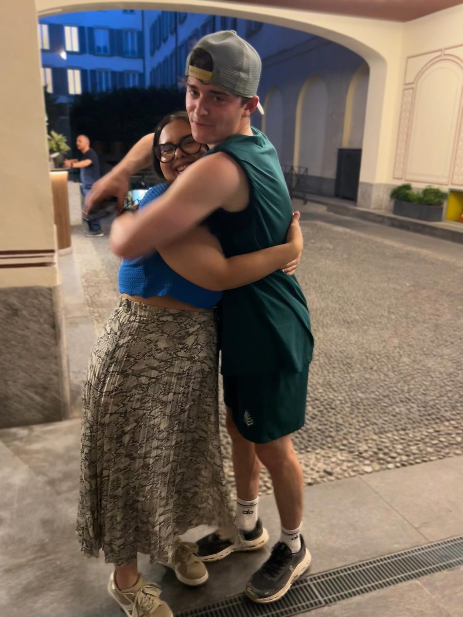 NoahUpdatesHQ's tweet photo. Noah Schnapp con una fan en Milán recientemente 

Vía IG https://t.co/lQosVCv3yj___ https://t.co/GCDkgdnmmI