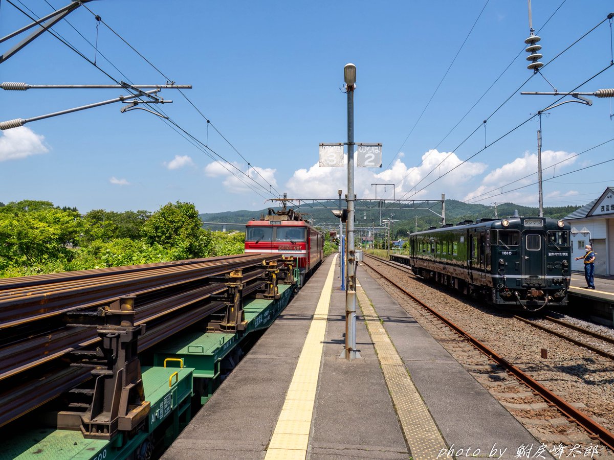 funahei2001's tweet photo. 2026/6/16
道南いさりび鉄道　キハ40
日鐵チキ　EH800 901の交換
茂辺地駅でキハ撮影をしていたら奇しくもクマイチのチキが。思わぬ収穫でした。 https://t.co/aJ30rgIVQ1