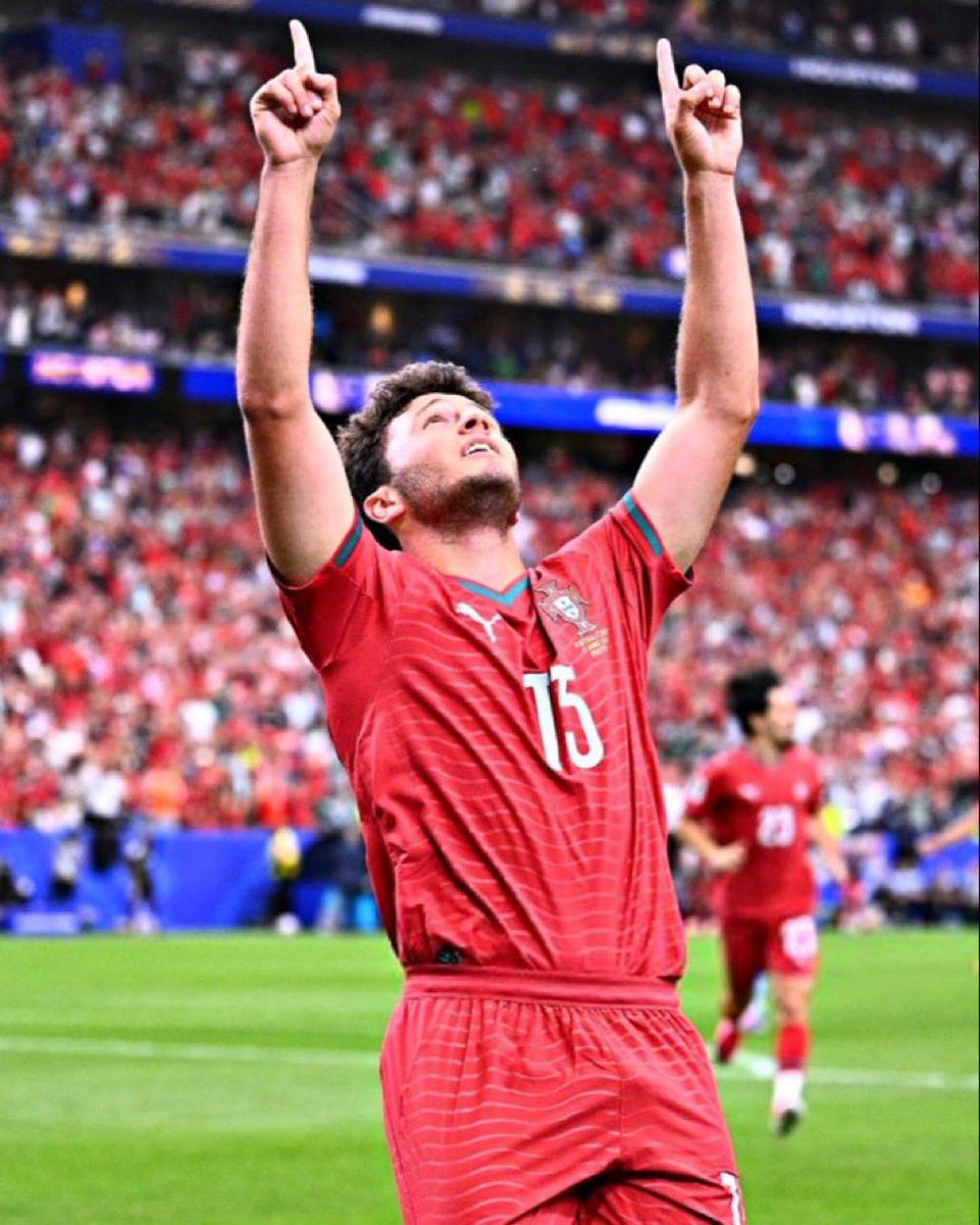 goncalo_diass17's tweet photo. Único jogador que se safou hoje. 

Único que quis algo do jogo. 

Fossem todos João Neves e Chicos Conceição e estávamos bem! https://t.co/qgGVIza8Sb