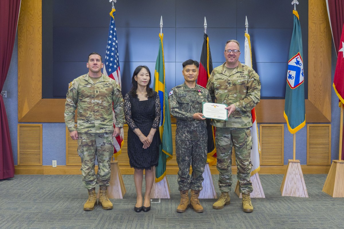usacac's tweet photo. Today in Grant Auditorium, CAC honored departing foreign liaison officers SGM Thomas Vogel, COL Fabio Seara and LTC Kyu Jin Kim with MSMs for their service and lasting partnerships. #DriveChangeForgeVictory https://t.co/7yreI3liiB