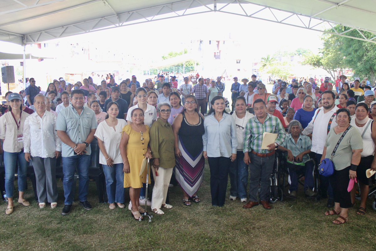 SMDIFCentro's tweet photo. En el marco del programa Centro Más Cerca, la Mtra. Yolanda Osuna Huerta, presidenta municipal de Centro encabezó la Entrega de Apoyos Funcionales en el Fracc. Las Rosas de Viila Ocuiltzapotlán. https://t.co/eA0U5ursVs