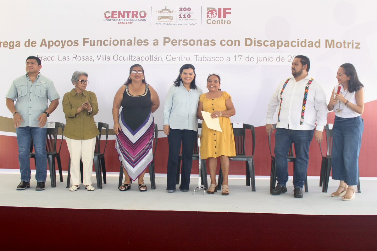 SMDIFCentro's tweet photo. En el marco del programa Centro Más Cerca, la Mtra. Yolanda Osuna Huerta, presidenta municipal de Centro encabezó la Entrega de Apoyos Funcionales en el Fracc. Las Rosas de Viila Ocuiltzapotlán. https://t.co/eA0U5ursVs