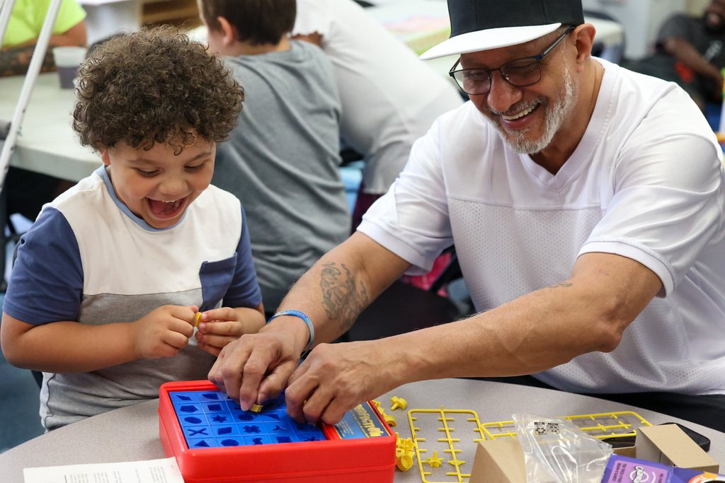 IGPrimaryEI's tweet photo. Mrs. Mosier’s class at IG welcomed dads and family members for a Father’s Day celebration with games and snacks. 🧩🍿🙂

📸: https://t.co/BTvRhpQtN6 https://t.co/8hJV7xjyCr