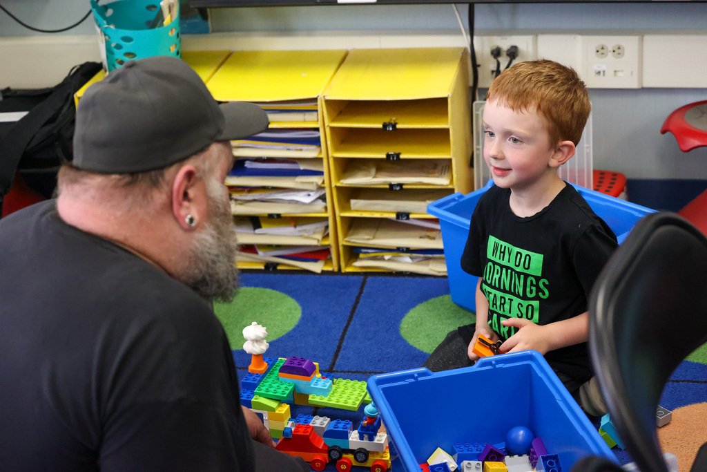 IGPrimaryEI's tweet photo. Mrs. Mosier’s class at IG welcomed dads and family members for a Father’s Day celebration with games and snacks. 🧩🍿🙂

📸: https://t.co/BTvRhpQtN6 https://t.co/8hJV7xjyCr