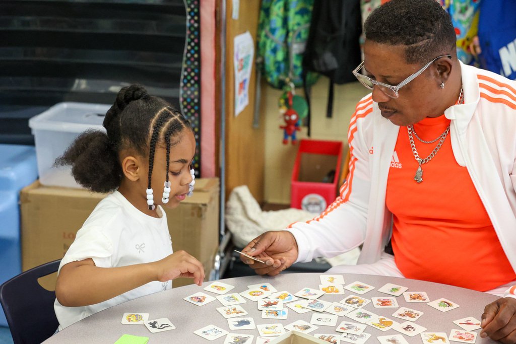 IGPrimaryEI's tweet photo. Mrs. Mosier’s class at IG welcomed dads and family members for a Father’s Day celebration with games and snacks. 🧩🍿🙂

📸: https://t.co/BTvRhpQtN6 https://t.co/8hJV7xjyCr