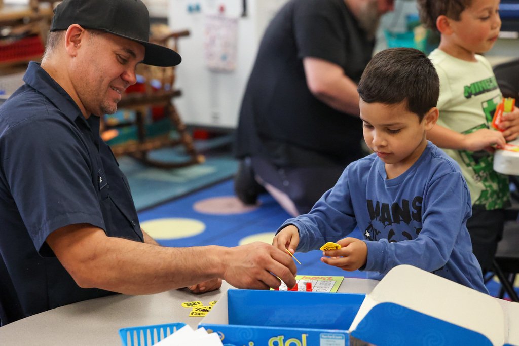 IGPrimaryEI's tweet photo. Mrs. Mosier’s class at IG welcomed dads and family members for a Father’s Day celebration with games and snacks. 🧩🍿🙂

📸: https://t.co/BTvRhpQtN6 https://t.co/8hJV7xjyCr