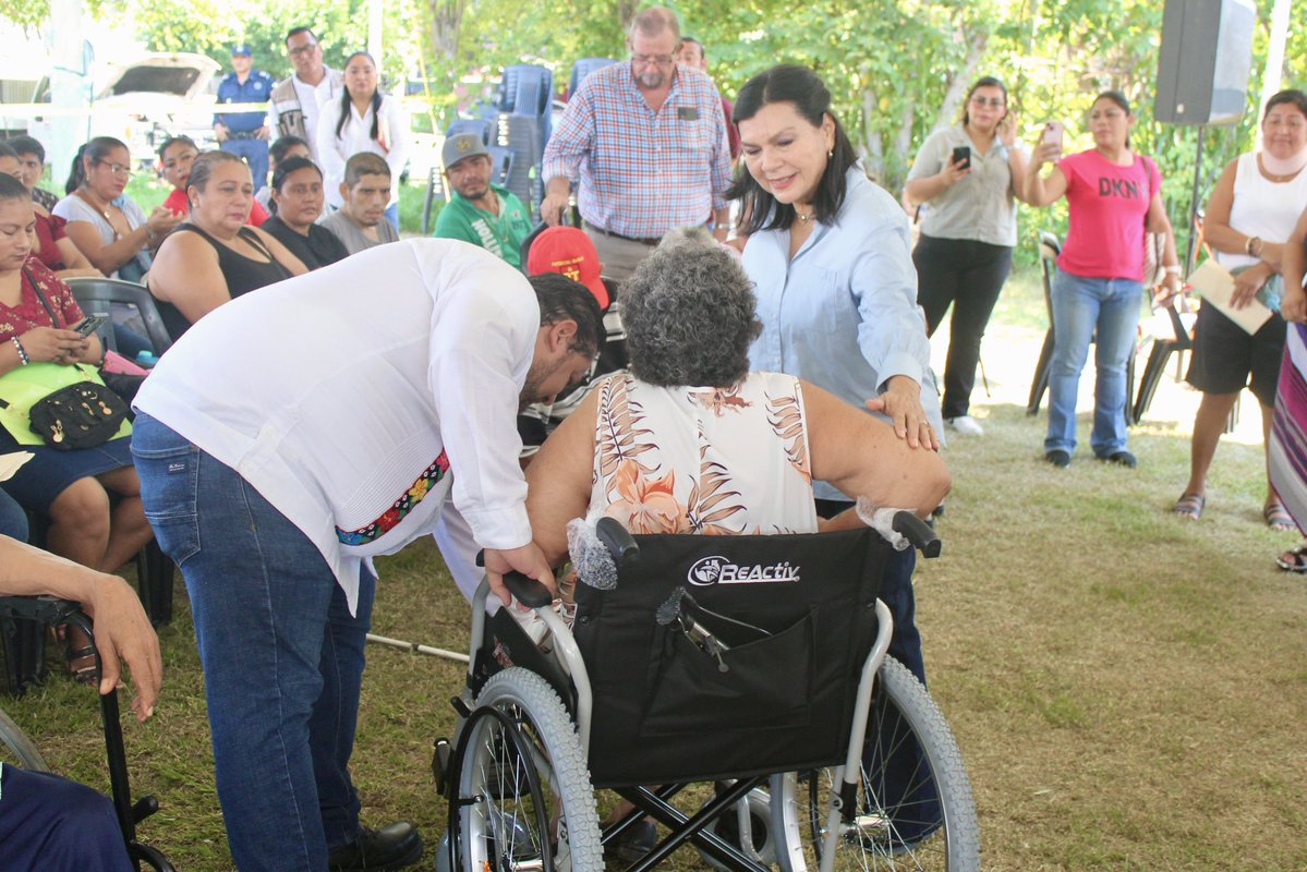 SMDIFCentro's tweet photo. En este evento se beneficieron a 153 familias con apoyos funcionales, entre sillas de ruedas, andaderas, bastones, muletas, colchones de agua y paquetes de pañales. https://t.co/WcHDx4v0XM