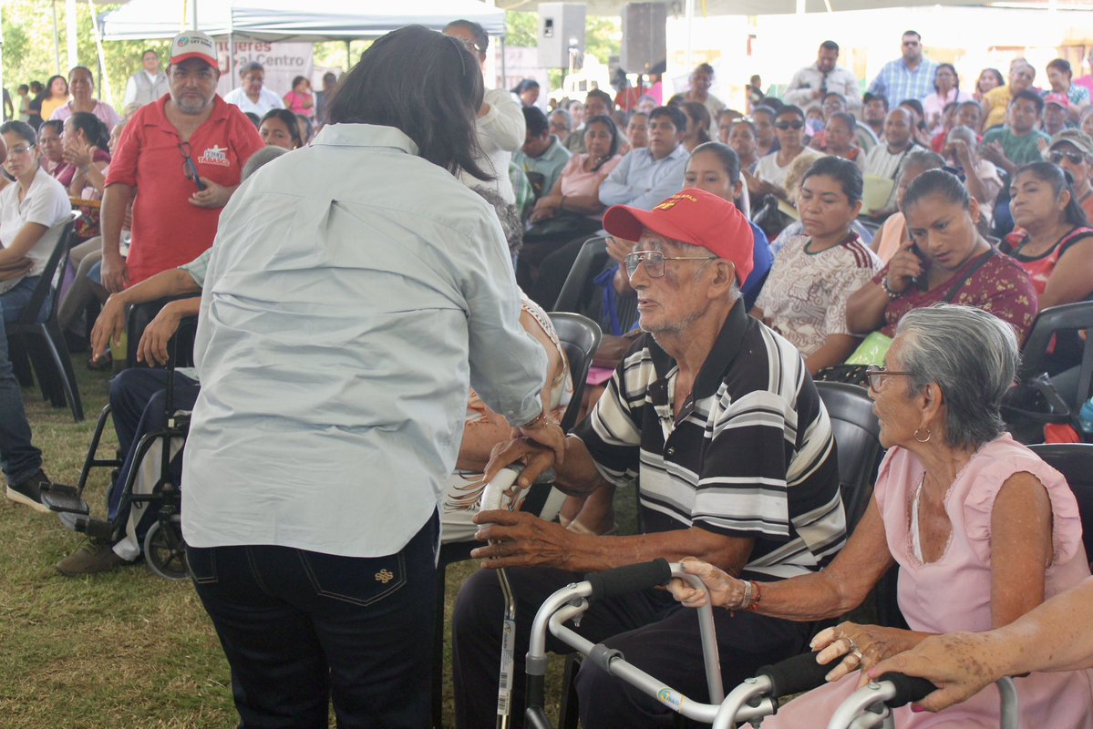 SMDIFCentro's tweet photo. En este evento se beneficieron a 153 familias con apoyos funcionales, entre sillas de ruedas, andaderas, bastones, muletas, colchones de agua y paquetes de pañales. https://t.co/WcHDx4v0XM