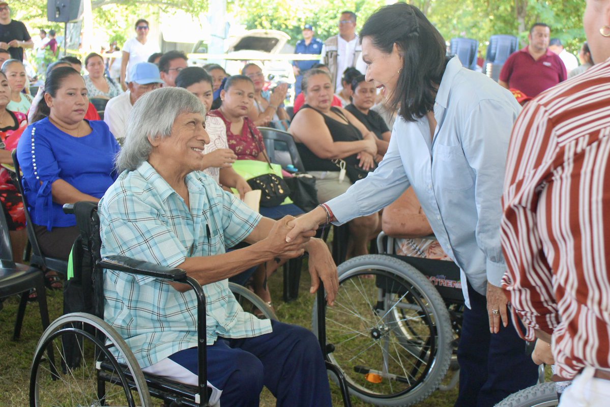 SMDIFCentro's tweet photo. En este evento se beneficieron a 153 familias con apoyos funcionales, entre sillas de ruedas, andaderas, bastones, muletas, colchones de agua y paquetes de pañales. https://t.co/WcHDx4v0XM