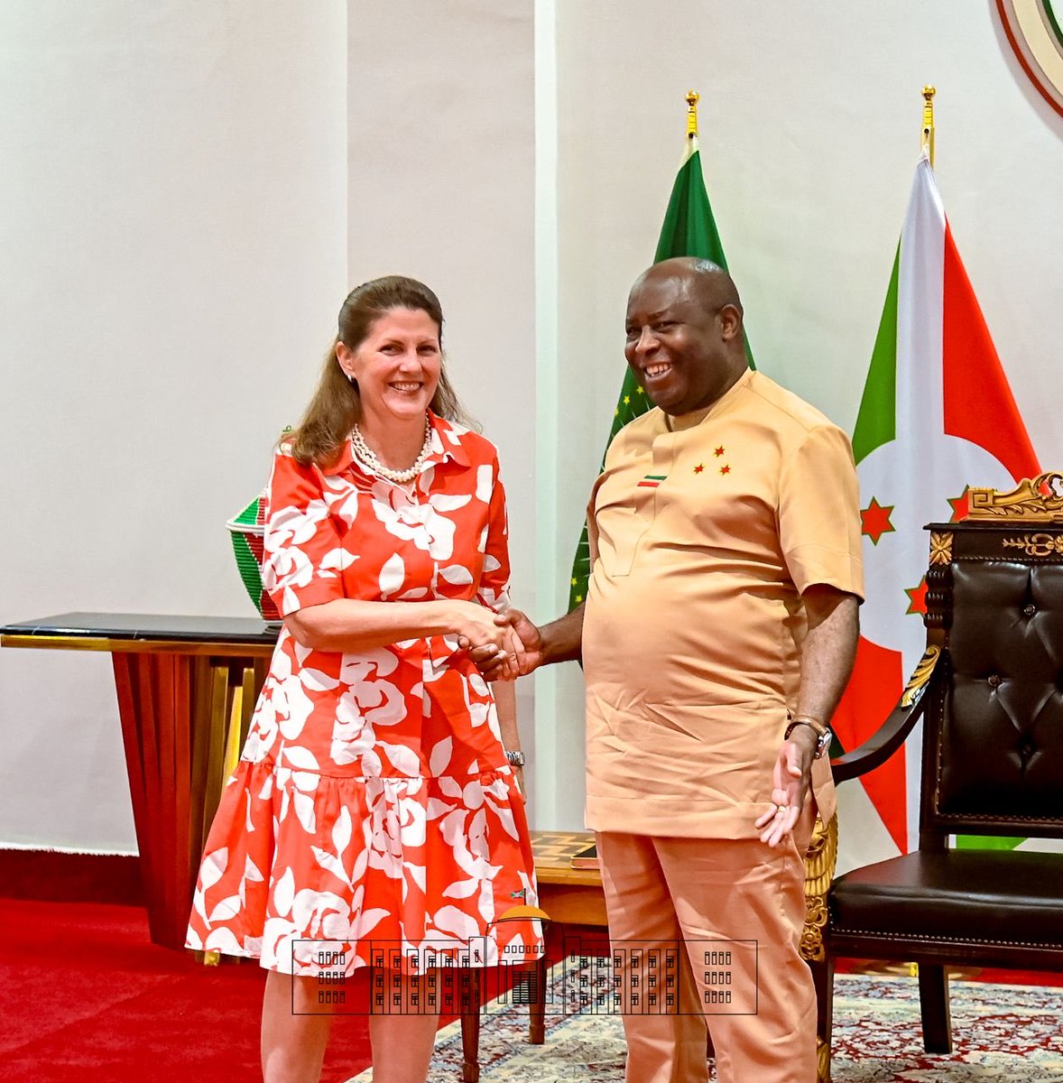 NtareHouse's tweet photo. Son Excellence @GeneralNeva a reçu en audience, au Palais de Kiriri, Mme Bridget Prémont, Chargée d’affaires de l’Ambassade des #USA au #Burundi, porteuse d’un message de félicitations du Président américain @DonaldTrump à l’occasion du 64ème anniversaire de l’indépendance du #Burundi.

Dans son message, le Président @DonaldTrump salue l’excellence des relations entre le #Burundi et les #USA, tout en exprimant sa reconnaissance pour le rôle constructif du #Burundi dans le processus de paix en #RDC. 
Il remercie particulièrement le #Burundi pour son soutien à l’accord conclu entre les parties prenantes au conflit. 

Il a exprimé également la volonté des deux pays de renforcer davantage leur coopération économique.