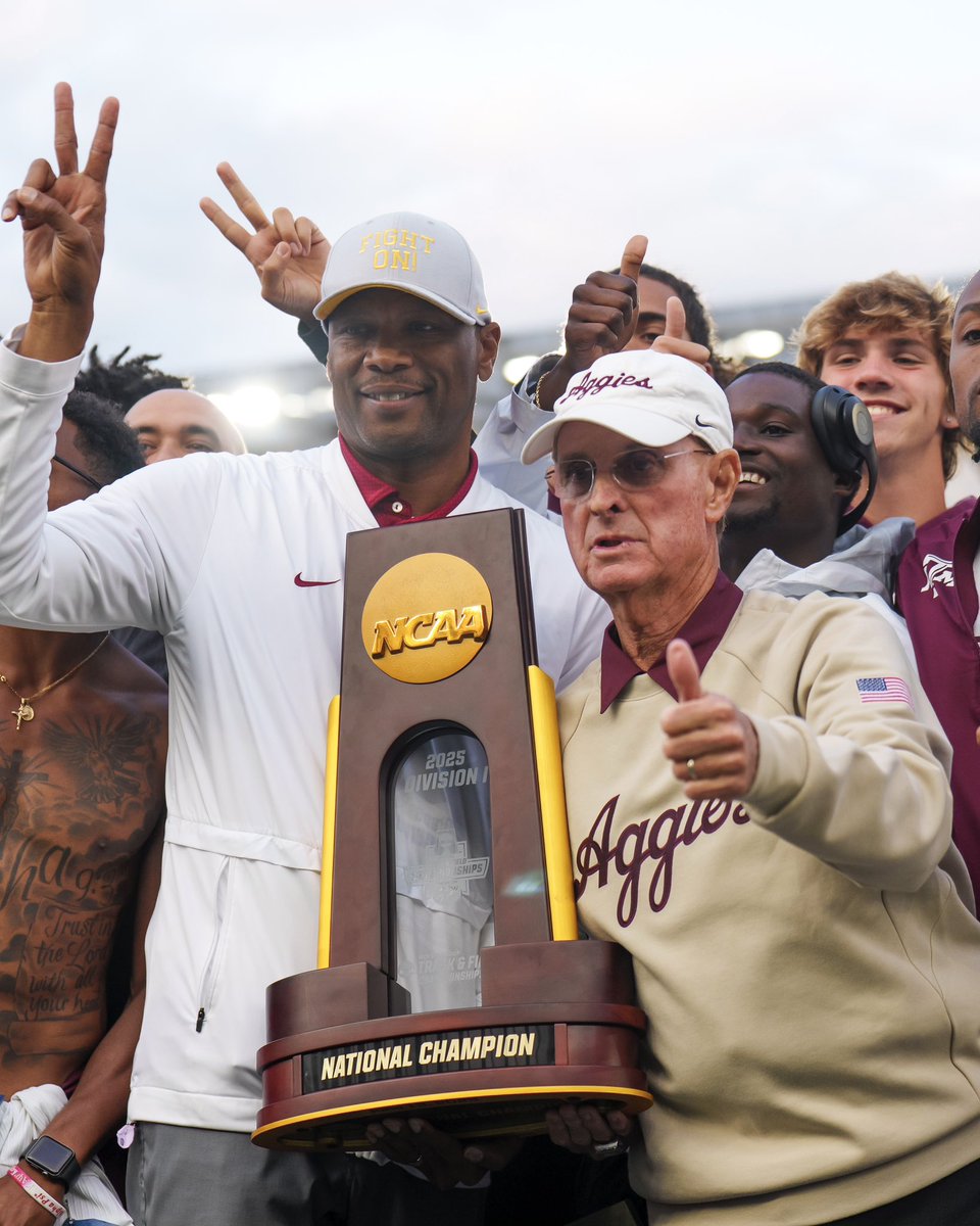 USC_Track_Field's tweet photo. Congrats to Coach Pat Henry on an incredible 54-year career! Enjoy retirement, coach! 🙌 https://t.co/MMA5vdUPg8