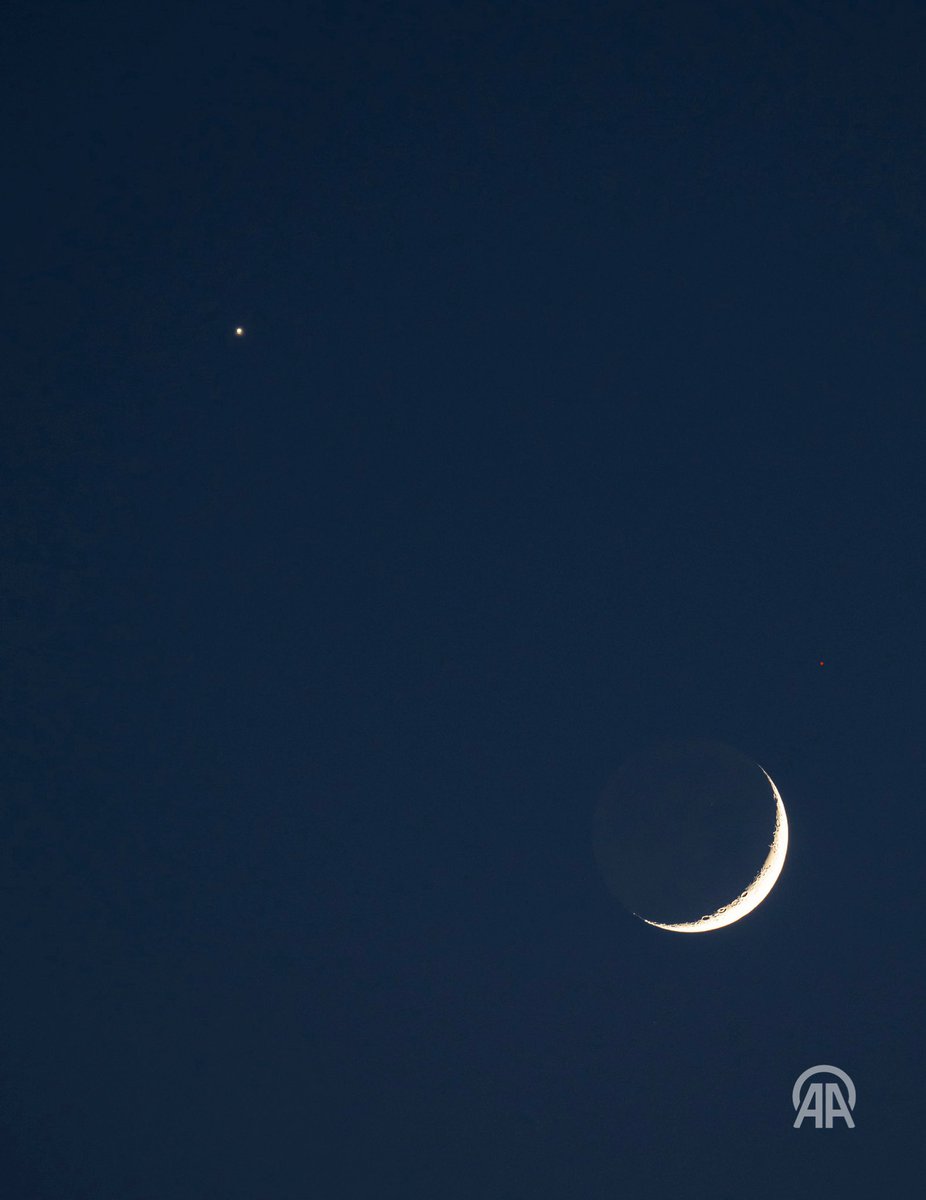 issatrl's tweet photo. Hilal ve Venüs güzel yurdumuzu selamlıyor bu akşam… 

#moon #venus #türkiye #ayyıldız https://t.co/y6KtSfgv0B