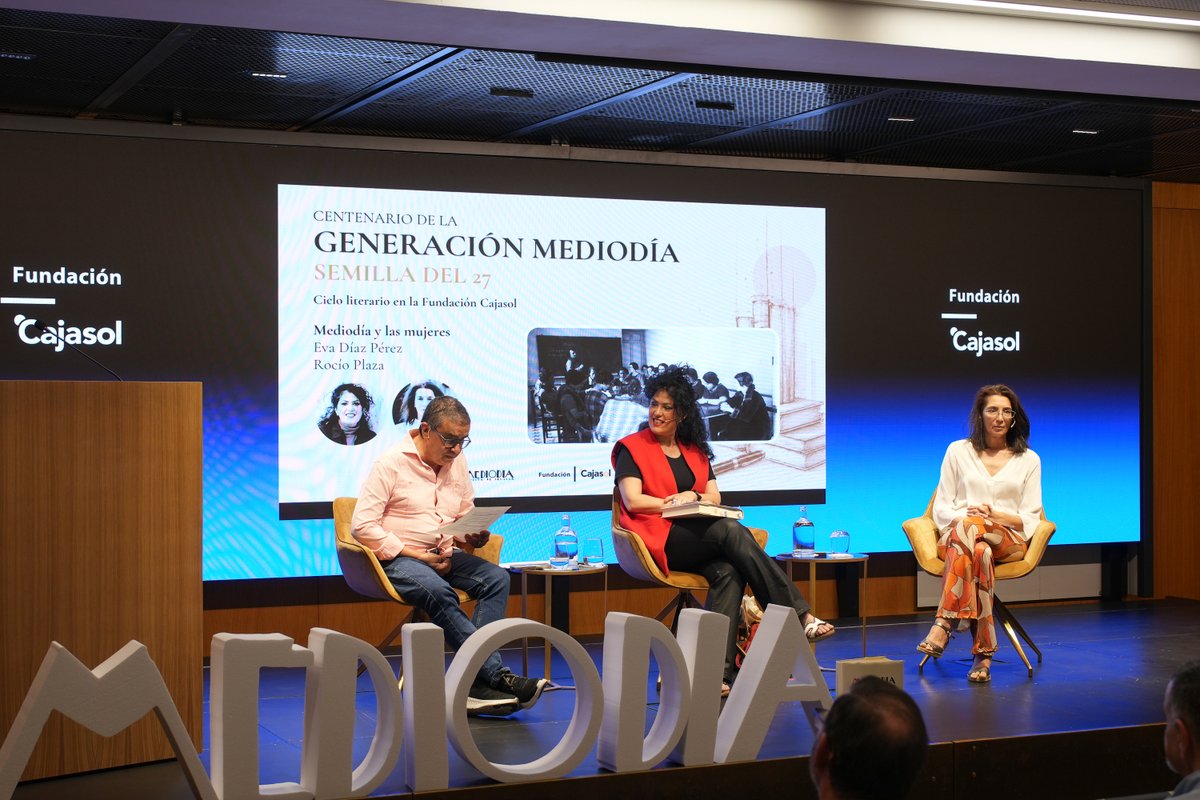 Cajasol's tweet photo. La Sala Antonio Machado de la Fundación Cajasol ha acogido hoy la segunda jornada del ciclo 'Generación Mediodía. Semilla del 27', dedicado al centenario de la revista sevillana que abrió camino a la Generación del 27. 

La sesión arrancó con la conversación entre @EvaDiazPerez  y Rocío Plaza sobre el papel de las mujeres en torno a 'Mediodía', seguida de la charla de Julio Mayo Rodríguez sobre el epistolario de Joaquín Romero Murube. 

Tomó después la palabra Eduardo Pastor para abordar la relación entre la publicación y el universo taurino, y cerraron las mesas @SuarezRicardo y Manuel Jesús Roldán con un encuentro dedicado a las artes decorativas. 

El ciclo, dirigido por @pacorob44267408  y coordinado por @metrosoneto , puso el broche con las conclusiones finales y la última intervención de la violonchelista Beatriz González Calderón, del proyecto Almaclara.

📷 Black Vega