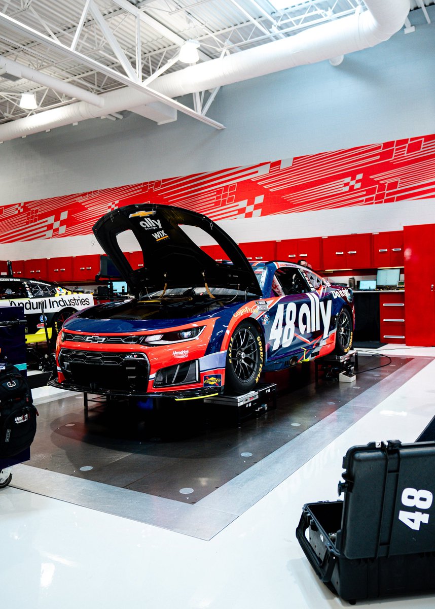 TeamHendrick's tweet photo. Shop hours before race hours. https://t.co/z9V9kAa39I
