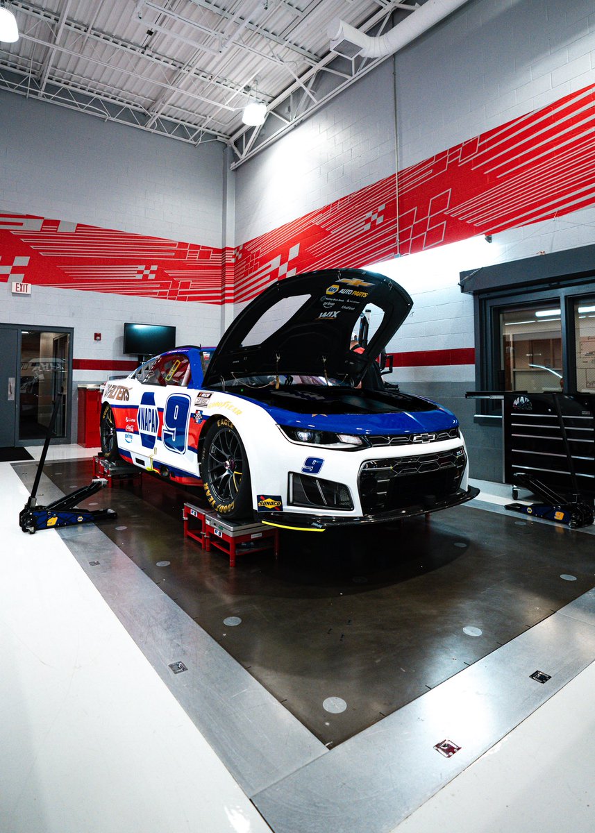 TeamHendrick's tweet photo. Shop hours before race hours. https://t.co/z9V9kAa39I