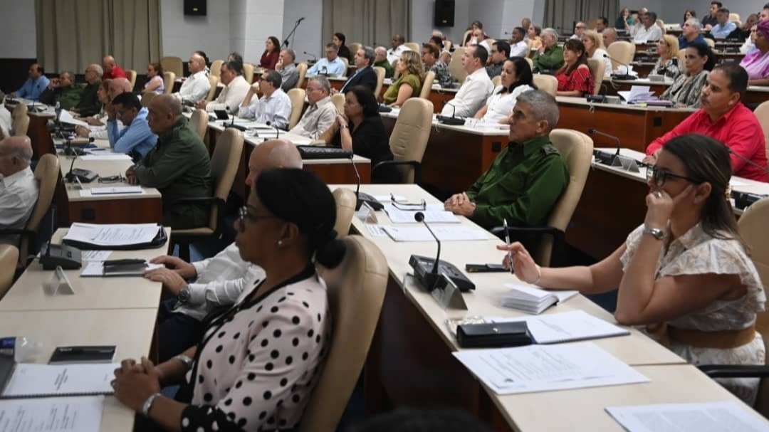 DrRobertoMOjeda's tweet photo. Encabezado por el Primer Secretario y Presidente de la República @DiazCanelB sesiona el Pleno Extraordinario del Comité Central del Partido Comunista de #Cuba para analizar propuestas de transformaciones económicas y sociales. 

#PlenoCC #NuestraRespuestaEsLaUnidad https://t.co/b85Sxj7aSN