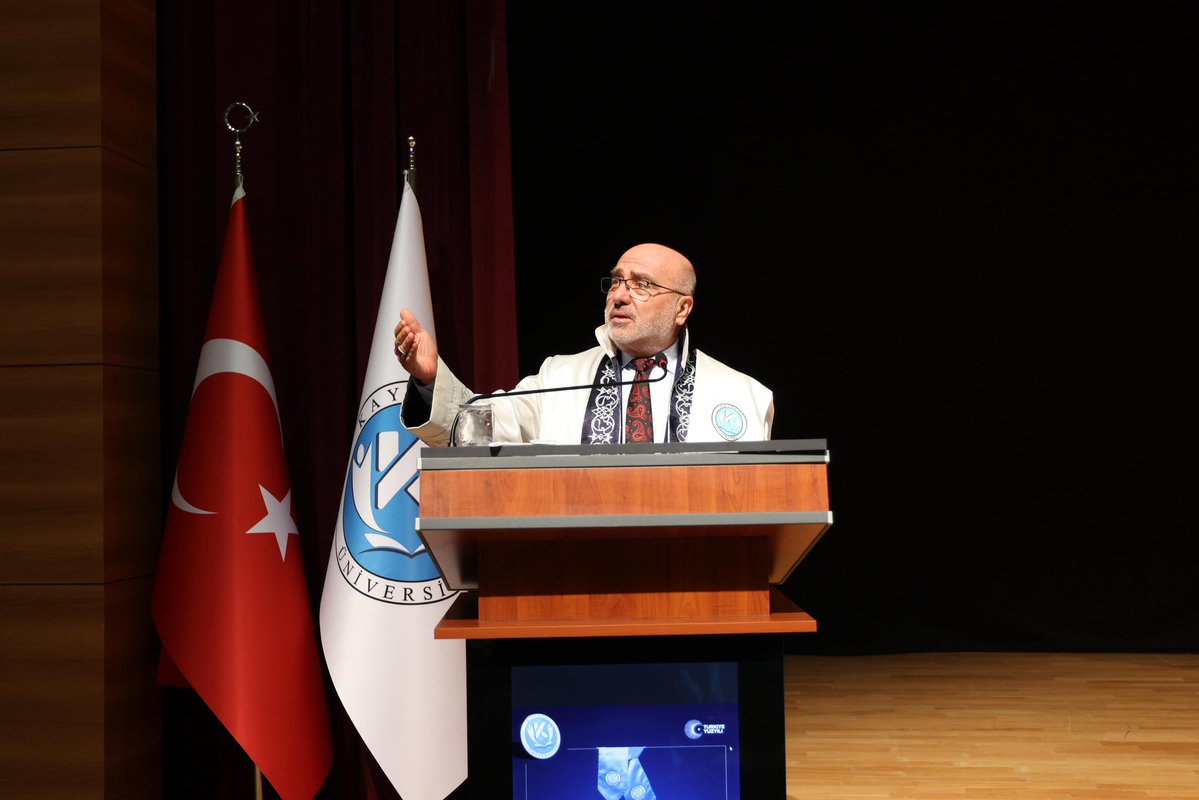 ProfKaramustafa's tweet photo. Üniversitemiz Sosyal Bilimler Meslek Yüksekokulunun [@kayu_sosyal] mezuniyet heyecanına ve köklü ahilik geleneğimizin sembolü olan Şed Kuşanma Töreni’ne katılarak gençlerimizin gururuna ortak olduk.

Akademik vizyonumuzu, yerel değerlerimizle harmanlayarak geleceğe emin adımlarla yürüyen bir gençlik yetiştirmenin haklı gururunu yaşıyoruz. Mesleki ahlakı ve bilgiyi kuşanarak yeni bir hayata adım atan tüm mezunlarımızı yürekten tebrik ediyorum.

Aziz milletimizin ve güçlü Türkiye’mizin geleceğinde önemli roller üstlenecek olan tüm mezunlarımıza bir ömür boyu sağlıklı, mutlu, başarılarla dolu ve hayırlı bir ömür diliyorum.

Yolunuz ve bahtınız açık olsun.🇹🇷

#KayseriÜniversitesi #Mezuniyet2026 #ŞedKuşanma #GeleceğinLiderleri #AkademikVizyon

[@YuksekogretimK @erolozvar]