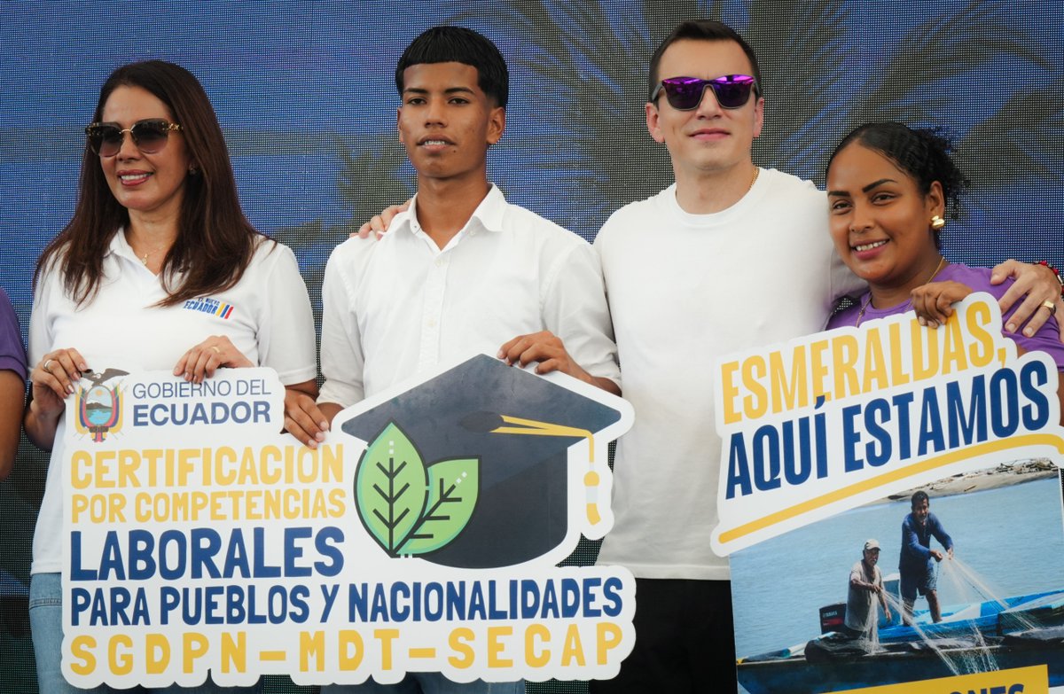 CynthiaGelliber's tweet photo. 💚 ¡Aquí estamos, Esmeraldas! 🇪🇨

El Gobierno del presidente @danielnoboaok  llega con obras, inversión social, becas y proyectos de infraestructura para la provincia.

Junto a representantes de todas las carteras de Estado, acercamos los servicios a la ciudadanía y entregamos beneficios que transforman la vida de las familias esmeraldeñas.

☑️Reactivación económica para el sector pesquero y cocotero.
☑️Infraestructura para llevar agua potable.
☑️Becas para jóvenes de pueblos y nacionalidades.
☑️Kits de asistencia humanitaria y bonos de contingencia.

Protección, desarrollo e inversión social para Esmeraldas ✨