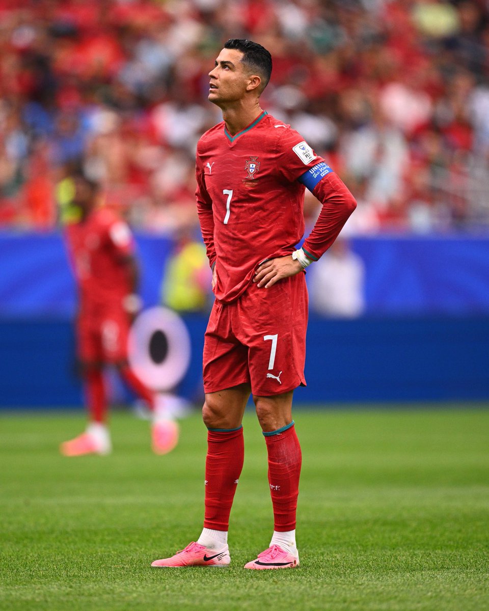 MHopeMK's tweet photo. His only achievement is being compared to Messi, which is very unfair to Penaldo because there has never been a comparison https://t.co/maZOASuhOH