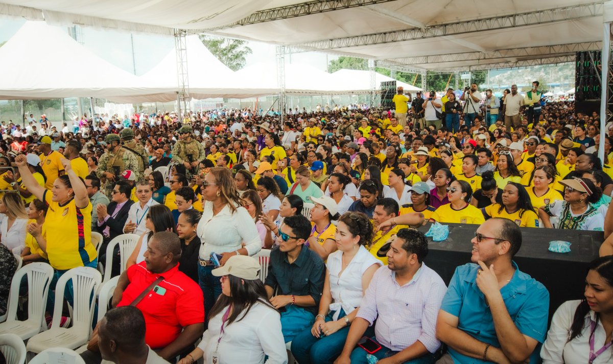 CynthiaGelliber's tweet photo. 💚 ¡Aquí estamos, Esmeraldas! 🇪🇨

El Gobierno del presidente @danielnoboaok  llega con obras, inversión social, becas y proyectos de infraestructura para la provincia.

Junto a representantes de todas las carteras de Estado, acercamos los servicios a la ciudadanía y entregamos beneficios que transforman la vida de las familias esmeraldeñas.

☑️Reactivación económica para el sector pesquero y cocotero.
☑️Infraestructura para llevar agua potable.
☑️Becas para jóvenes de pueblos y nacionalidades.
☑️Kits de asistencia humanitaria y bonos de contingencia.

Protección, desarrollo e inversión social para Esmeraldas ✨