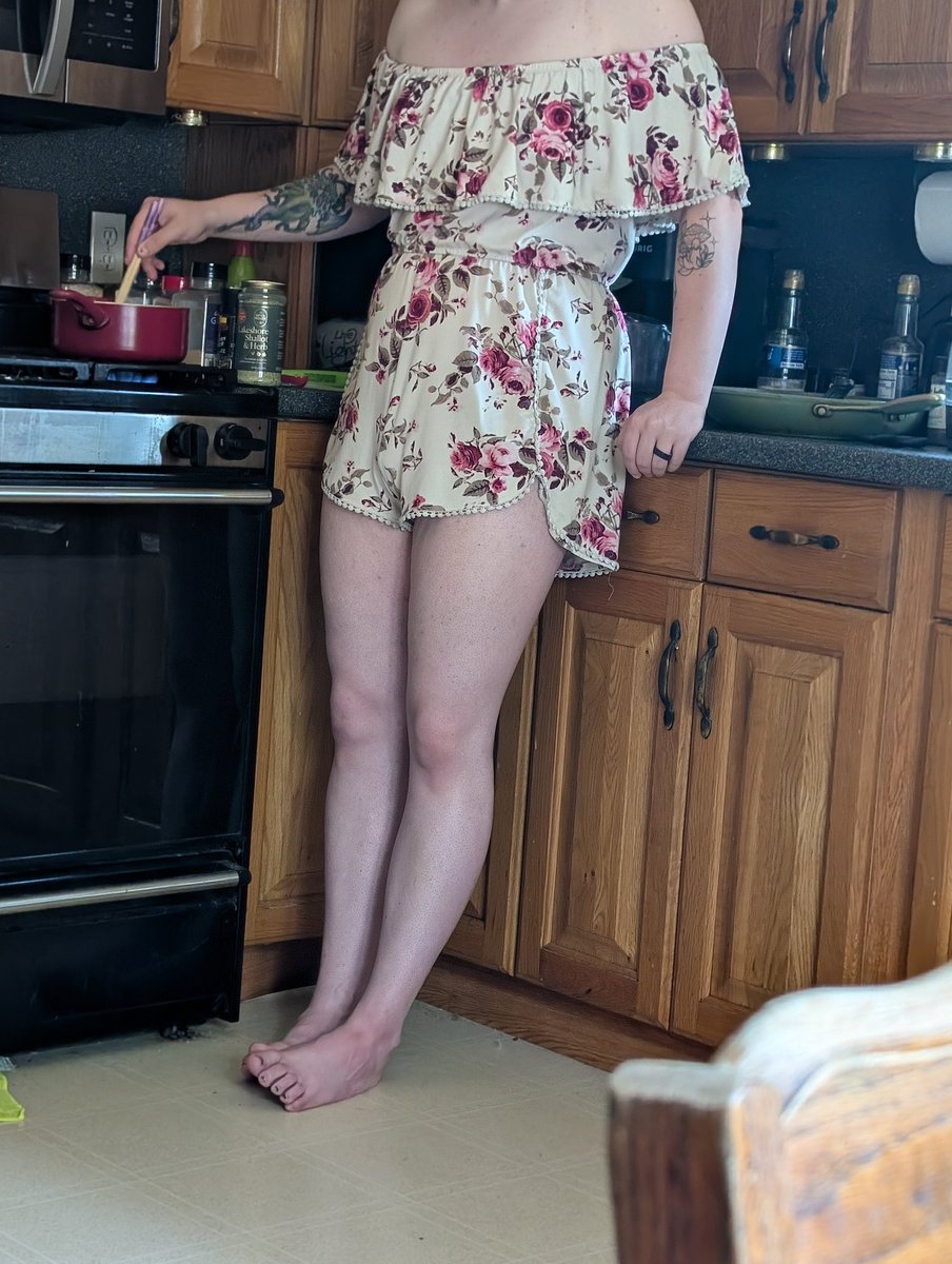 Puffed_Creamm's tweet photo. Did you guys know my wife is sooooooooooo fucking hottttt 🥵🥵 especially when she cooks for mee >~< https://t.co/I8GpCohWn6