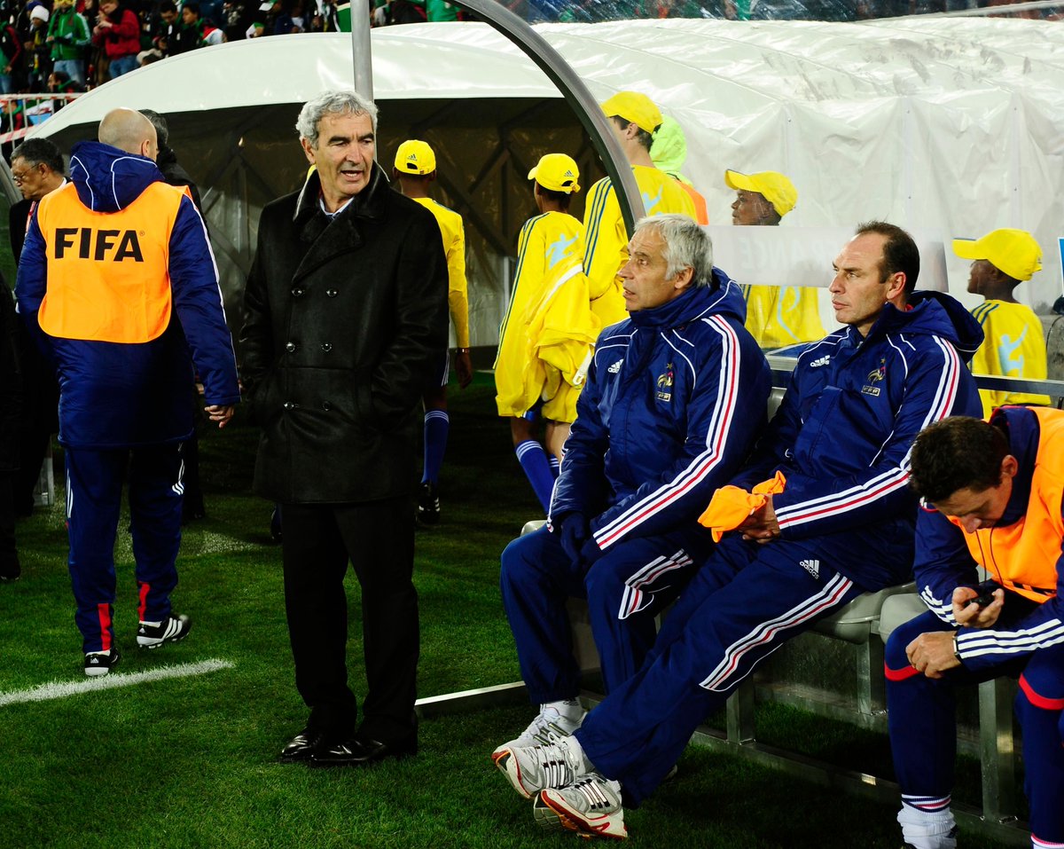 FFLose's tweet photo. Il est 21h19 à Polokwane.

Il y a 16 ans, l’arbitre vient de siffler la mi-temps d’un France-Mexique laborieux (pour ne pas dire très, très chiant).

Le monde du football ne le sait pas encore : la mi-temps la plus folle de l'histoire est en train de se produire dans les vestiaires du Peter Mokaba Stadium.

Un Poisson se clashera avec un Verseau, les mots seront repris, déformés.

Le début de l’histoire la plus épique de l’équipe de France.