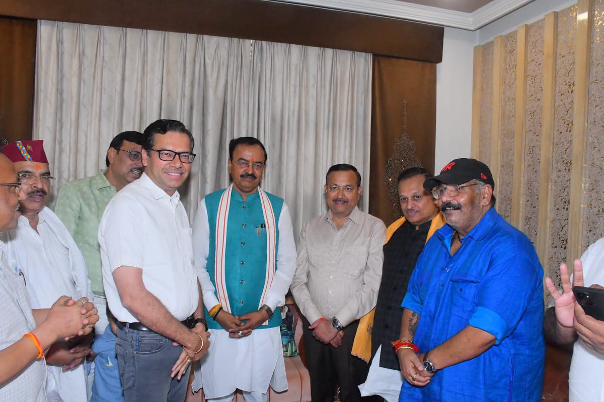 irameshawasthi's tweet photo. आज मा०उपमुख्यमंत्री श्री केशव प्रसाद मौर्य जी के साथ किदवई नगर में प्रतिष्ठित व्यापारी श्री मिथलेश गुप्ता जी के आवास पर मा. जनप्रतिनिधिगण के साथ सम्मिलित होकर उनके परिजनों से स्नेहिल भेंट की तथा सम्मानित प्रबुद्धजनों से चाय पर संवाद किया।
#BJP #12YearsOfModi #SevaSushasanAurJanKalyan
#12YearsOfTransformingIndia
#ViksitBharat #DevelopedIndia #NewIndia #ModiHaiToMumkinHai #NationFirst #SushasanKe12Saal
#Kanpur #Rameshawasthi #Rameshawasthikanpurloksabha #kanpurloksabha #SansadRameshAwasthi #sansadkanpurloksabha