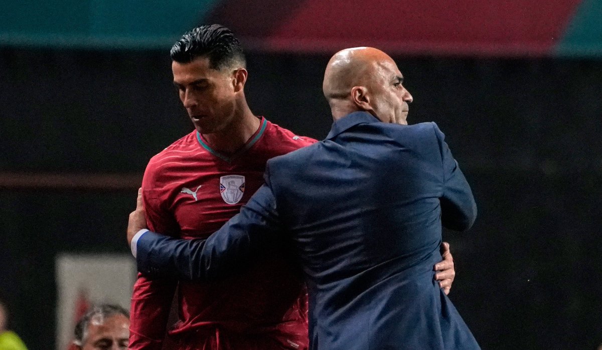 strootsys's tweet photo. Gue yakin 100% Cristiano Ronaldo punya post power syndrome.

Padahal tinggal nerima kalo dia itu udah decline & kureng, dan itu manusiawi bgt, orang udah 41 tahun juga.

Tapi dia ga mau. Jelas udah bukan cuma ambisius lagi tapi juga campuran ego & denial. Portugal stuck gitu aja udah, bisa aja explore taktik lain yg lebih fluid dengan skuat oke begini tapi terus-terusan main pake target man si dia.

Yes dia legend & udah bikin legacy, tapi sepak bola kan juga game of form. Mesti pisahin legacy (dulu) & form (sekarang).

Gak ada ceritanya rekan setimnya yg lebih muda wajib service & build the team around him terus-terusan krn dia legend. Kalo gitu bikin aja Ronaldo FC, jangan Timnas Portugal.

Dia dah bukan dia 10 tahun lalu. Di kepala dia mungkin iya, tapi realitanya, bhaap.

Fakta bahwa Roberto Martinez ga berani ganti dia & ngebiarin dia main 90 menit sejelek tadi speak for itself. So funny, bakalan jadi wasted potential banget skuat sebagus ini kl sampe ga ke mana-mana lagi.

Come on @selecaoportugal do something
