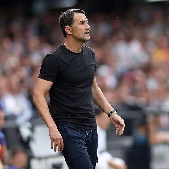 DatosRayo1924's tweet photo. ⚡ Beñat San José NO es un entrenador de estilo defensivo ni un amarrategui...

Tampoco es un entrenador de estilo ofensivo-posicional

Es un entrenador que se suele adaptar al rival. Crea equipos con juego pragmático, intensidad y flexibilidad táctica.

Y aquí su análisis 👇 https://t.co/QHC8XN6cvV
