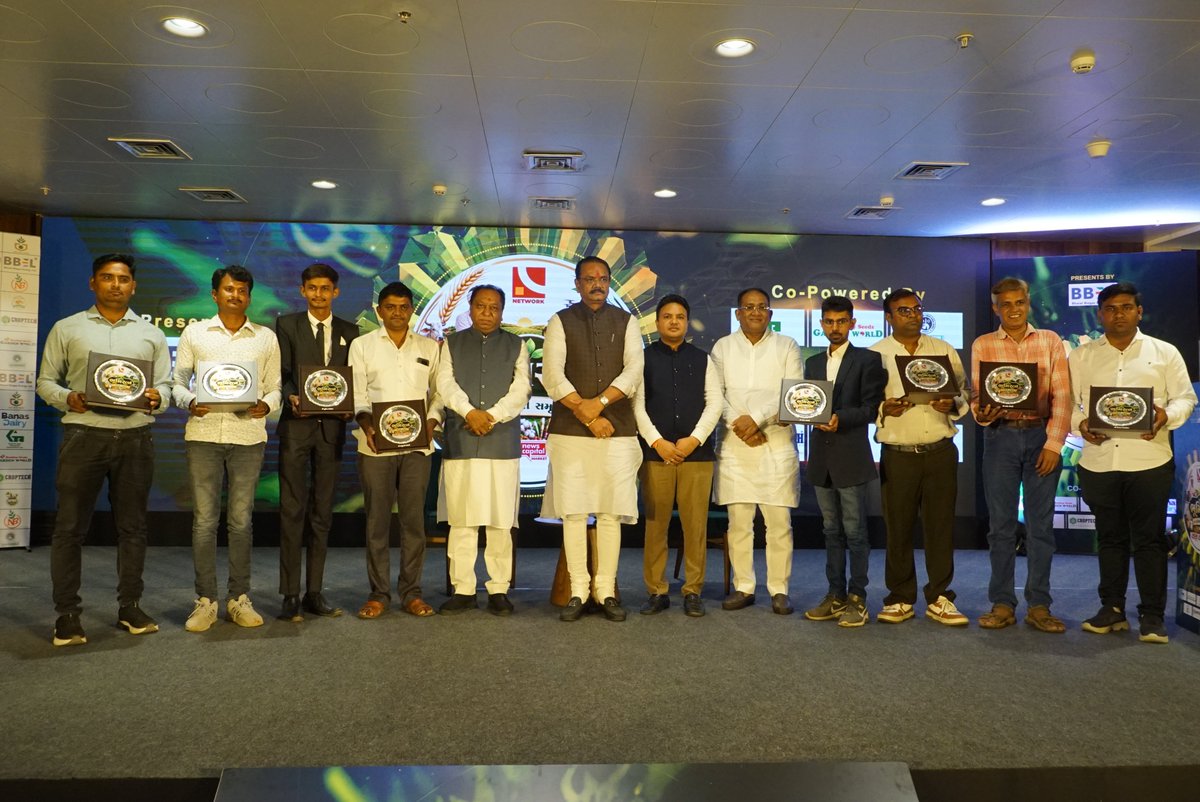 NewsCapitalGJ's tweet photo. ભૂમિરત્ન એવોર્ડ 2026ના વિજેતા ખેડૂતોને શુભકામનાઓ

ન્યૂઝ કેપિટલ નેટવર્ક દ્વારા અમદાવાદમાં આયોજિત 'ભૂમિરત્ન એવોર્ડ 2026' સમારોહમાં રાજ્યના કૃષિ મંત્રી જીતુ વાઘાણીના હસ્તે ગુજરાતના 9 પ્રગતિશીલ અને શિક્ષિત ખેડૂતોને સન્માનિત કરાયા. BBELના MD ડૉ. ભરત પટેલ, બોમ્બે સુપર હાઈબ્રીડ સીડ્સના MD અરવિંદ કાકડીયા અને સ્માર્ટ વિલેજ પુંસરીના હિમાંશુ પટેલ, નર્મદા બાયો કેમ લિમિટેડ સંસ્થાપક દિનેશ કુંભાણી સહિતના અગ્રણીઓ ઉપસ્થિત રહ્યા હતા અને તેમના કૃષિ ક્ષેત્રમાં કરાયેલા ઉત્કૃષ્ટ કામને બિરદાવવામાં આવ્યું.

આ ક્ષણના સાક્ષી બનવા માટે કૃષિ મંત્રી જીતુ વાઘાણી સહિત અમદાવાદના મેયર હિતેશ બારોટ, સિલ્વર કન્ઝ્યુમર ઇલેક્ટ્રિકલ્સ લિમિટેડના ચેરમેન અને MD વિનિત બેડિયા, ન્યૂઝ કેપિટલ નેટવર્કના CEO જનક દવે અને ન્યૂઝ કેપિટલ ડિજિટલના મેનેઝિંગ એડિટર મયુર માકડિયા પણ ઉપસ્થિત રહ્યા હતા.

#NewsCapitalNetwork #BhumiRatnaAwards #ProgressiveFarmers #GujaratAgriculture #FarmersOfGujarat #JituVaghani #OrganicFarming #Ahmedabad