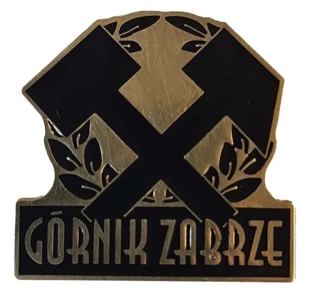 kingsantillana's tweet photo. Polonya'nın kömür madeni merkezlerinden olan Zabrze'de kurulan Gornik'in adı "Madenci" anlamına geliyor. Armasındaki çapraz madenci çekiçleri de bunu simgeliyor. Güncel saha içi gücü ne olursa olsun tarihte başarıları olan önemli bir kulüp ile oynayacağız. Fenerbahçe'ye bol şans. https://t.co/BBu4CyHORB