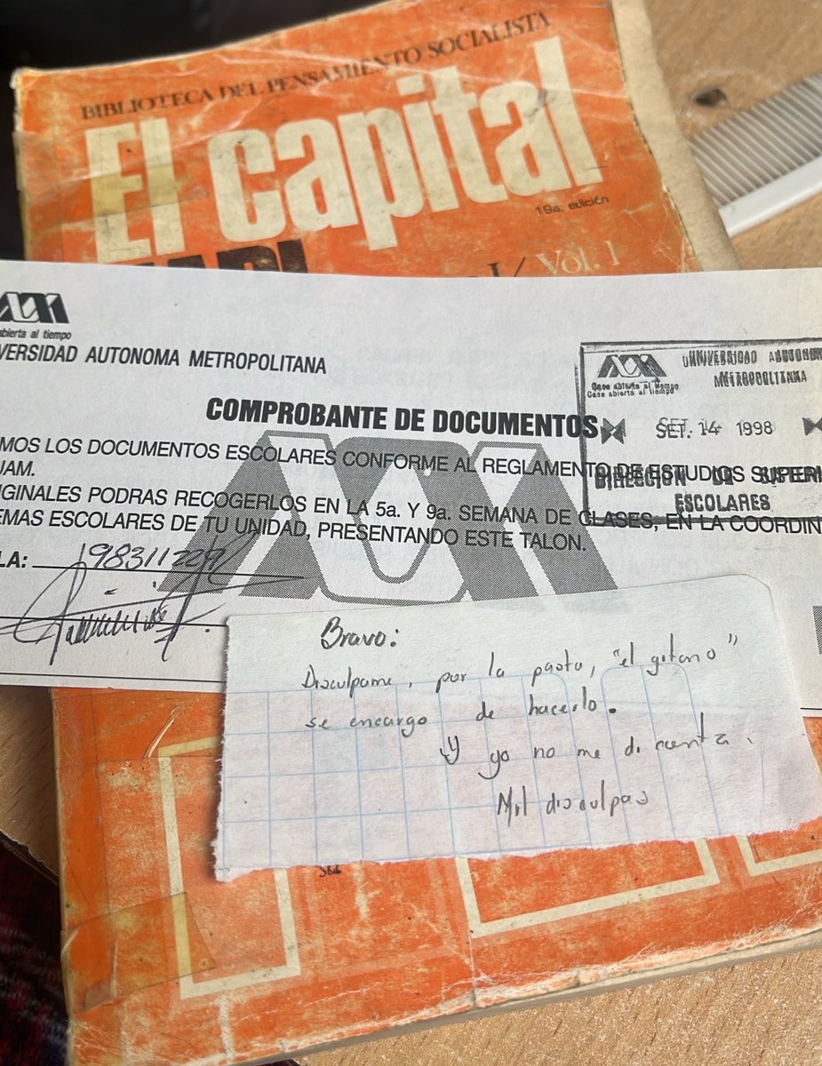sofiaacastelan's tweet photo. mi papá guardando la nota y libro que le regaló mi mamá desde 1998 oww https://t.co/mSZg4mW5mh