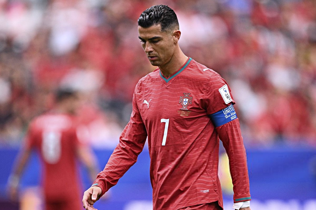 B24PT's tweet photo. Ronaldo vai em 10 jogos consecutivos sem marcar em grandes competições internacionais...

❌ v Uruguai
❌ v Coreia do Sul
❌ v Suíça
❌ v Marrocos

❌ v Chéquia
❌ v Turquia
❌ v Geórgia
❌ v Eslovénia
❌ v França

❌ v RD Congo https://t.co/1SbNOhNKhm