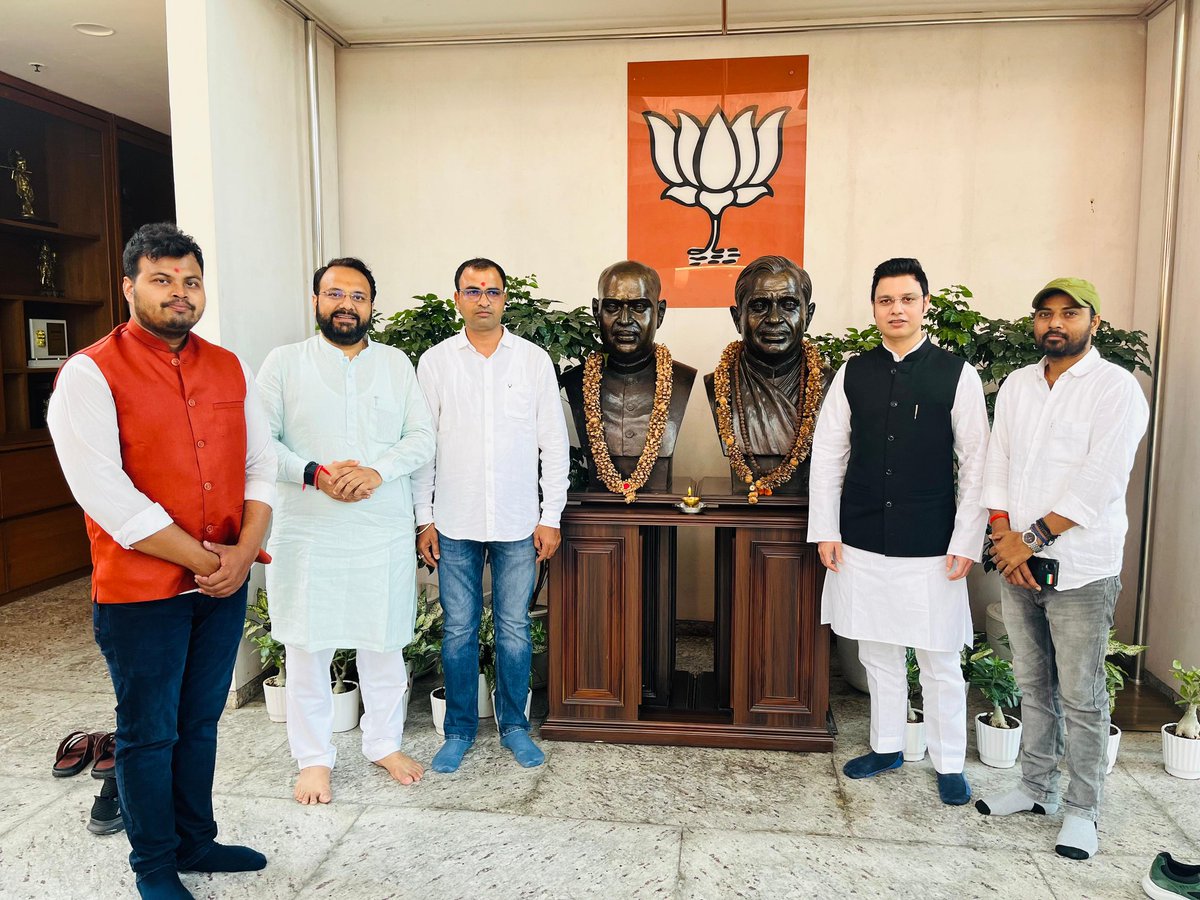 Chandan_keshri7's tweet photo. भाजपा राष्ट्रीय कार्यालय में बड़ोंदरा के माननीय सांसद व @BJYM4Gujarat के अध्यक्ष बड़े भाई आदरणीय @drhemangjoshimp जी एवं @BJYM के राष्ट्रीय सोशल मीडिया संयोजक बड़े भाई आदरणीय@KapilParmar जी का  हम सभी युवा साथियों के साथ एक आत्मीय मुलाकात मुलाक़ात की तस्वीरें। https://t.co/idRPxLGU0M