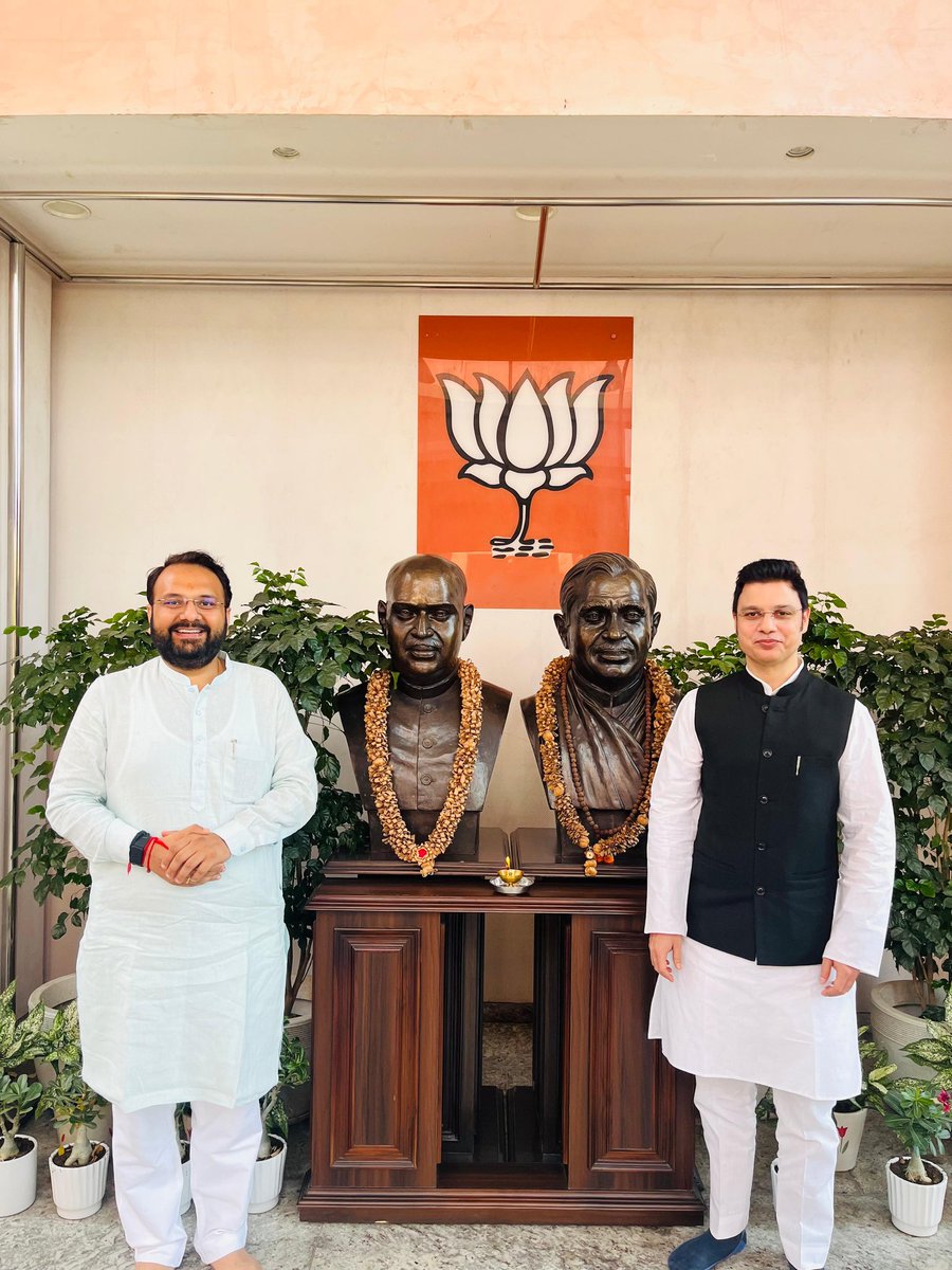 Chandan_keshri7's tweet photo. भाजपा राष्ट्रीय कार्यालय में बड़ोंदरा के माननीय सांसद व @BJYM4Gujarat के अध्यक्ष बड़े भाई आदरणीय @drhemangjoshimp जी एवं @BJYM के राष्ट्रीय सोशल मीडिया संयोजक बड़े भाई आदरणीय@KapilParmar जी का  हम सभी युवा साथियों के साथ एक आत्मीय मुलाकात मुलाक़ात की तस्वीरें। https://t.co/idRPxLGU0M
