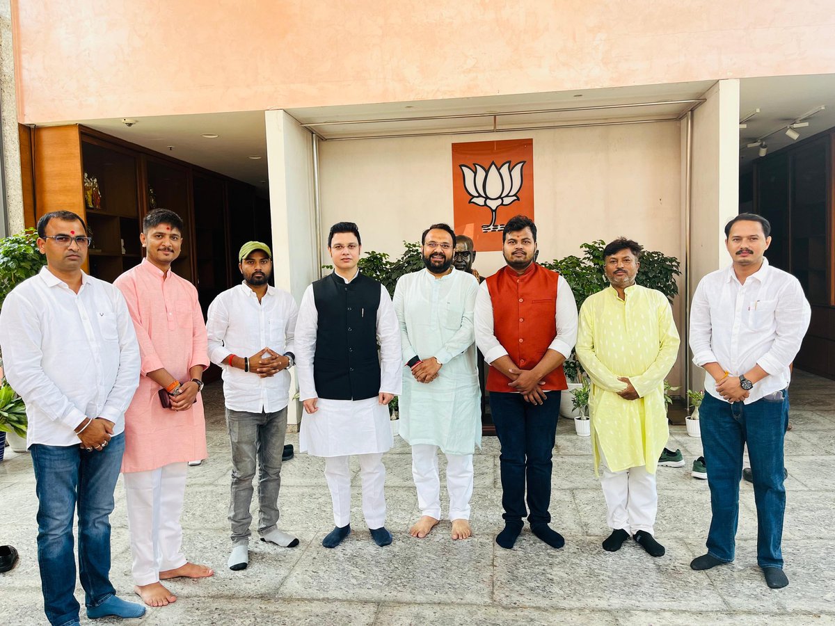 Chandan_keshri7's tweet photo. भाजपा राष्ट्रीय कार्यालय में बड़ोंदरा के माननीय सांसद व @BJYM4Gujarat के अध्यक्ष बड़े भाई आदरणीय @drhemangjoshimp जी एवं @BJYM के राष्ट्रीय सोशल मीडिया संयोजक बड़े भाई आदरणीय@KapilParmar जी का  हम सभी युवा साथियों के साथ एक आत्मीय मुलाकात मुलाक़ात की तस्वीरें। https://t.co/idRPxLGU0M