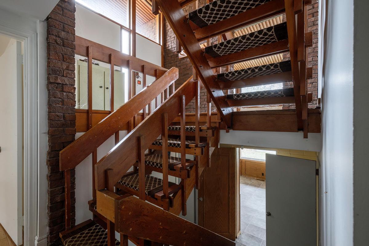 zbrblck's tweet photo. Staircase in an Abandoned Home [OC] 
via /r/#AbandonedPorn 
(credit: by /u/StaticSpaces) https://t.co/eMSyIXZx5S